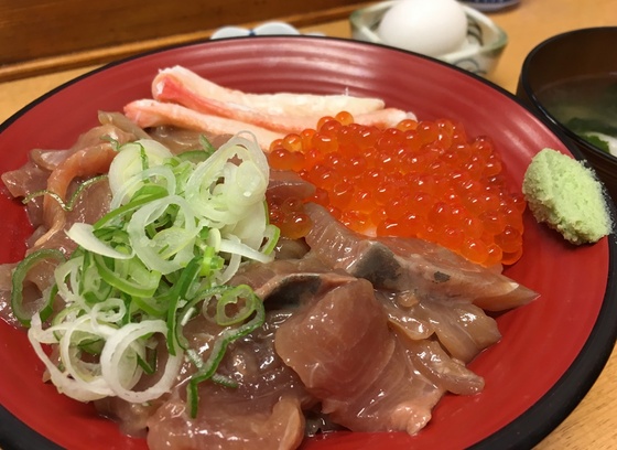 新湊漁港 きときと食堂 味よし コスパよし ボリューム満点の特盛づけ丼 富山やちゃ